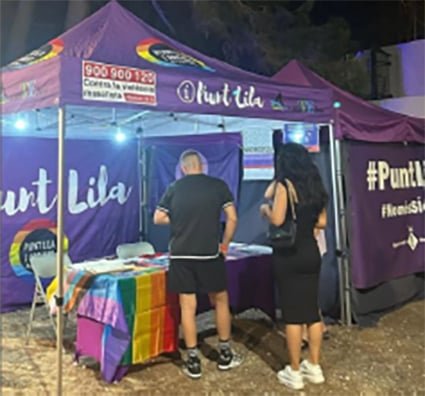 Imatge punt lila, una carpa amb dues persones interessant-se