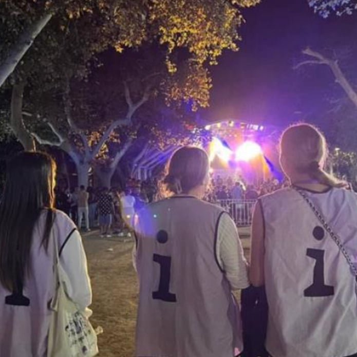 dones de darrera informació punt lila a una festa